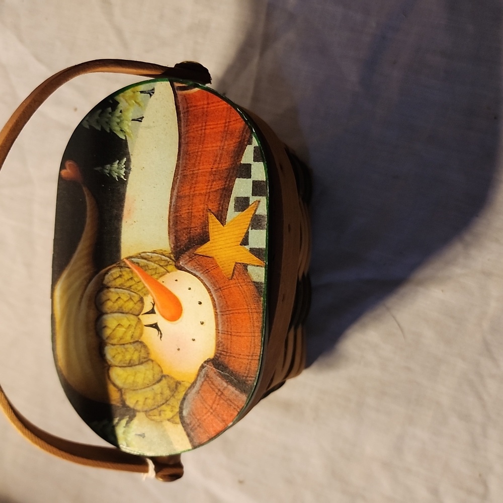 Wicker snowman basket with hinged lid